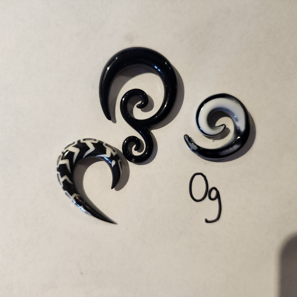 Black and White Spiral Gauges